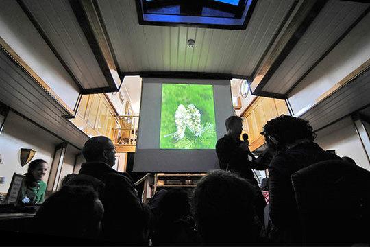 Koos Dijksterhuis geeft een lezing aan boord