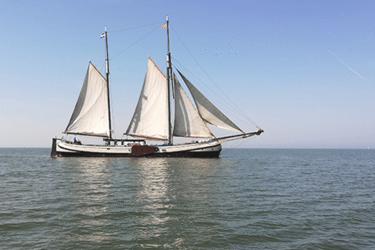 Zeilschip Schyttevaer met de boot naar Marker Wadden