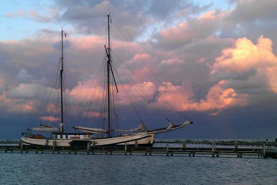 Schuttevaer in de haven met mooie wolken luchten