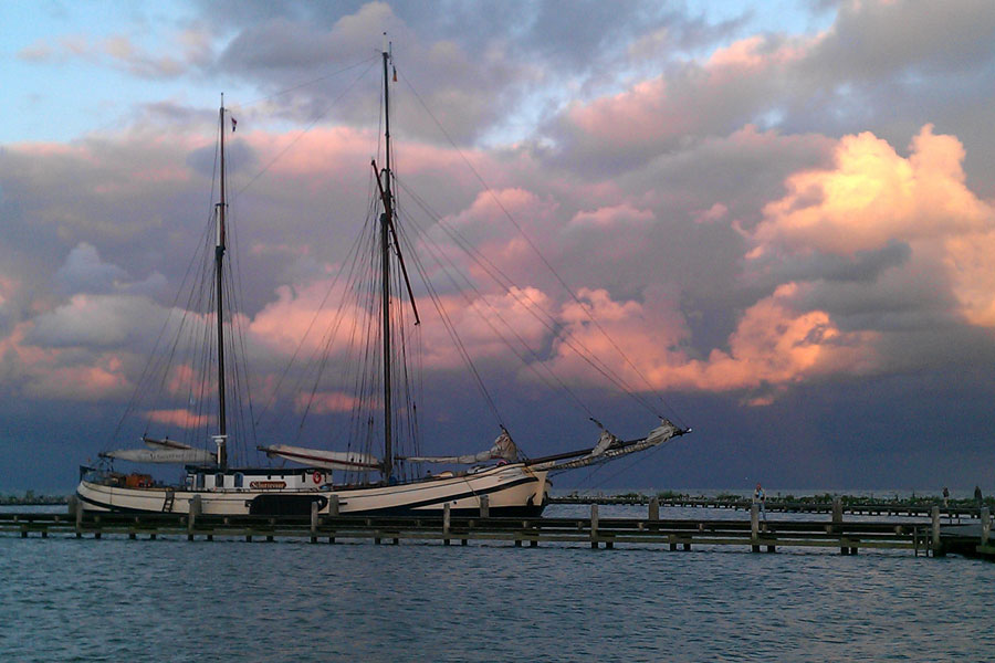 Wolkenluchten boven het IJsselmeer