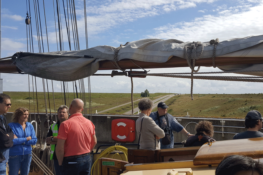Over het naviduct van IJsselmeer naar Makermeer
