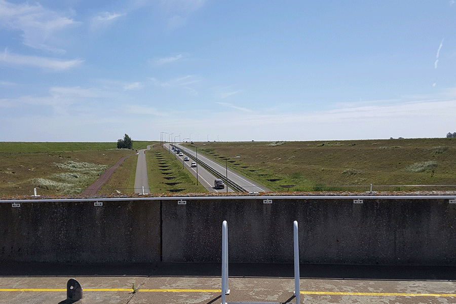 Naviduct, varen over de weg