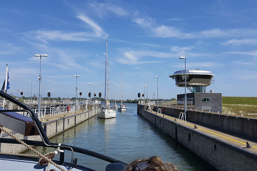 Naviduct, varen over de weg