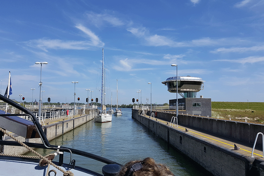 Naviduct, varen over de weg