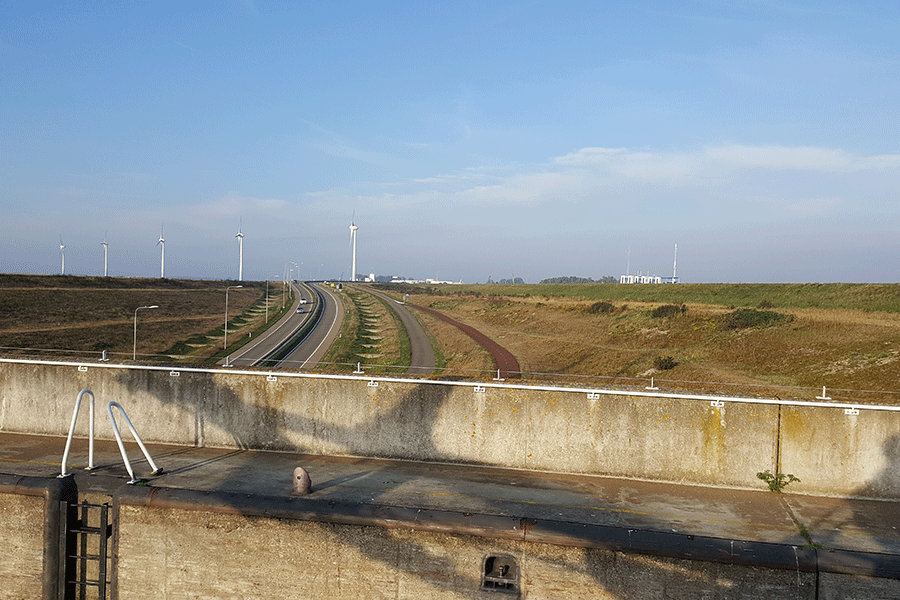 Naviduct, varen over de weg