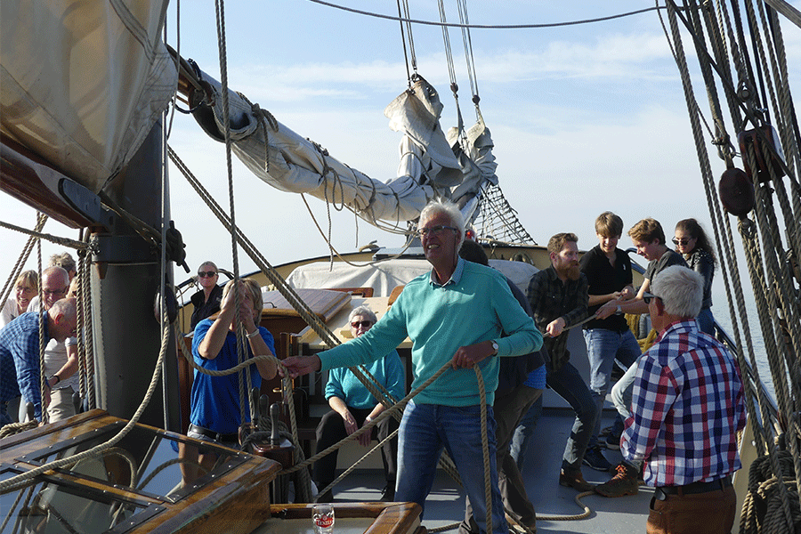 Zeilen hijsen, foto Miranda Zutt